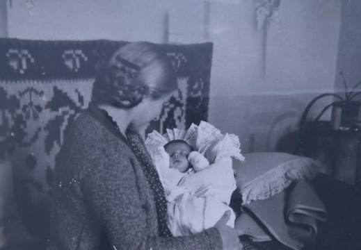 Eva Klein Kohn With Her Son Thomas About 1935