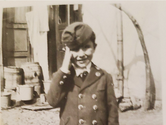 tomas-kohn-salute-cropped.jpg (1379 visits) Tomas Kohn was the son of Nicholas Kohn and Eva Klein Kohn. He was born in Czechoslovakia in 1936. I... tomas-kohn-salute-cropped.jpg