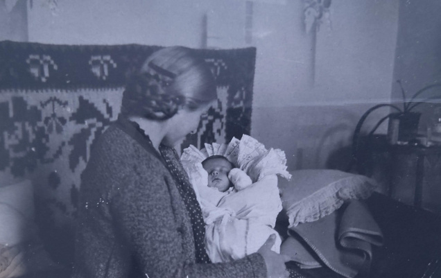Eva Klein Kohn With Her Son Thomas About 1935
